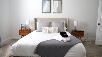 2 habitaciones, escritorio y tabla de planchar con plancha