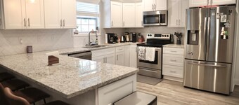 The Blue Bungalow by Unity Park - Newly Renovated