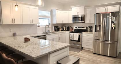 The Blue Bungalow by Unity Park - Newly Renovated