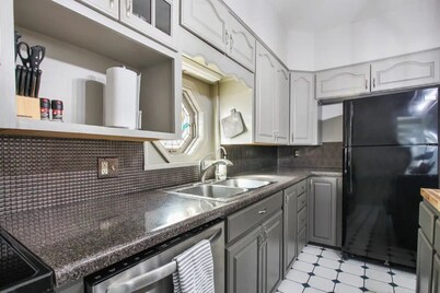 Cheerful 4 bedroom close to historical/sport sites