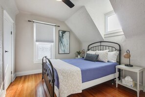 4 slaapkamers, een bureau, een strijkplank/strijkijzer, reisbedje