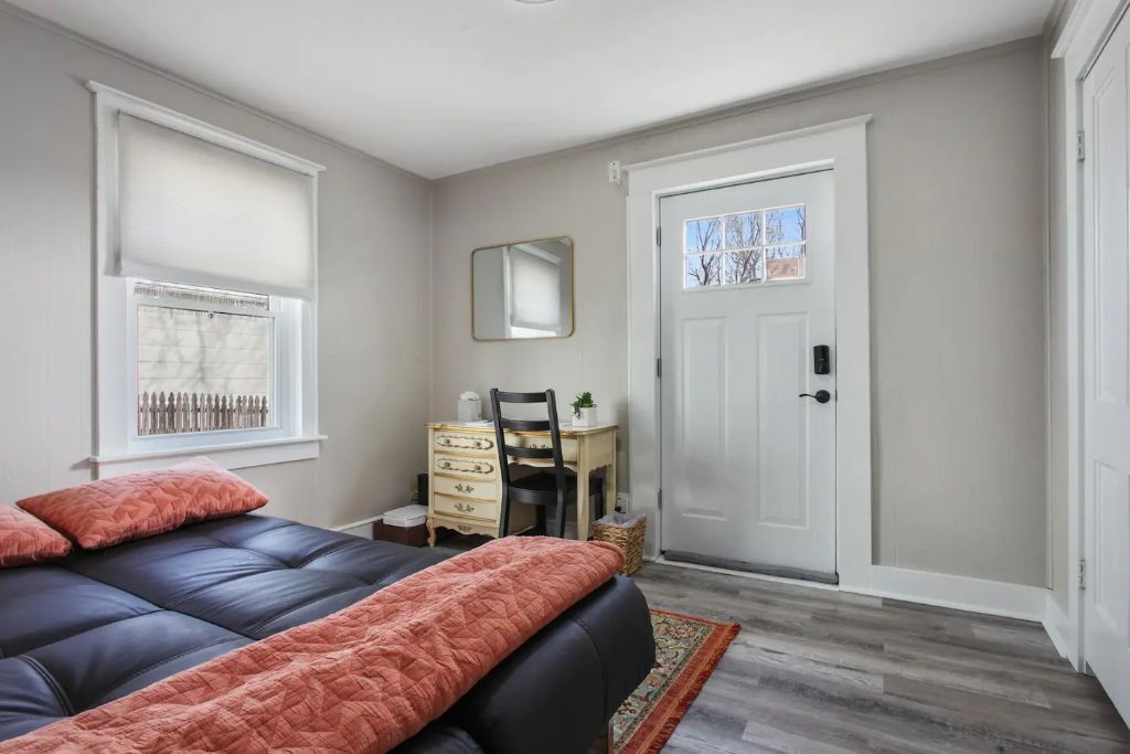4 Schlafzimmer, Schreibtisch, Bügeleisen/Bügelbrett, Reisekinderbett