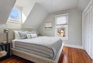 4 bedrooms, desk, iron/ironing board, travel cot - Cheerful 4 bedroom close to historical/sport sites (Independence)