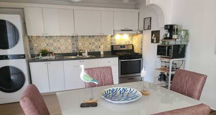 Recently renovated 2 Bedroom Apt, on the 1st floor with free parking