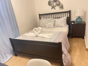 2 habitaciones, escritorio y tabla de planchar con plancha 