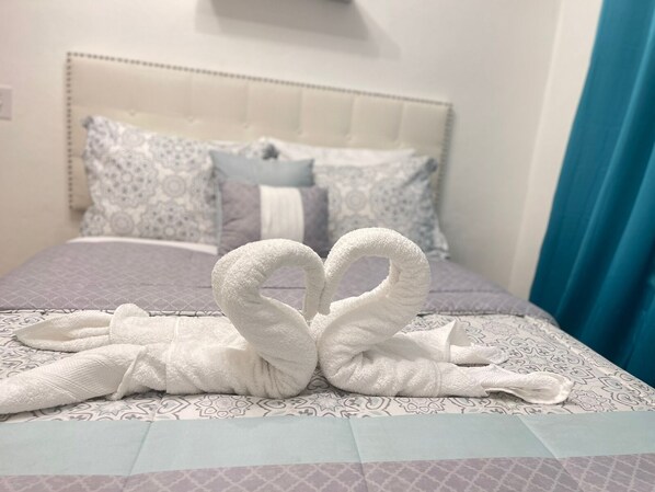 2 habitaciones, escritorio y tabla de planchar con plancha