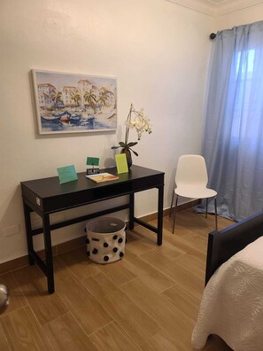 3 chambres, bureau, fer et planche à repasser, accès au Wi-Fi (inclus)