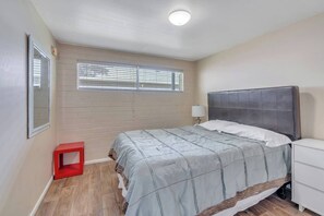 1 quarto, ferros/tábuas de passar roupa, berço de viagem