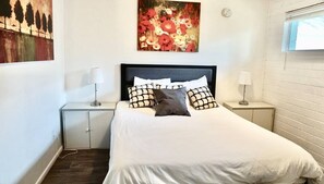 1 chambre, fer et planche à repasser, lit de bébé portatif