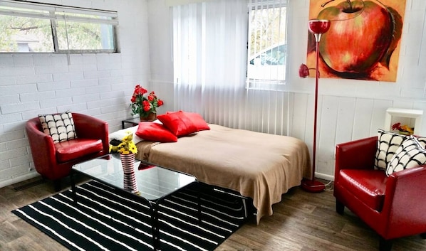 1 quarto, ferros/tábuas de passar roupa, berço de viagem