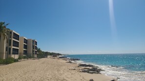 Ubicación a pie de playa, tumbonas y toallas de playa