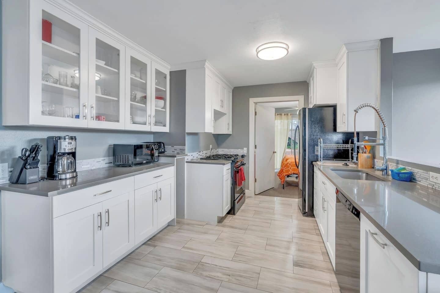 Réfrigérateur, four à micro-ondes, un four, surface de cuisson