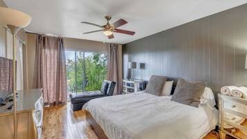 8 chambres, bureau, fer et planche à repasser, lit de bébé portatif