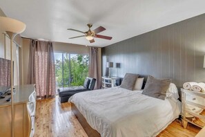 8 bedrooms, desk, iron/ironing board, travel cot