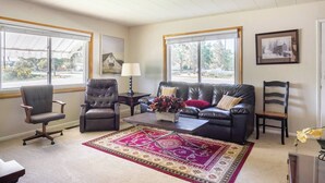 A living room with a leather sofa, armchairs, a coffee table, and a rug. - Heritage House -Great Location, Skiing, Walk to Restaurants, Sports Fields, Train.  Large rooms (Heber City)