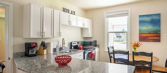 Heritage House -Great Location, Skiing, Walk to Restaurants, Sports Fields, Train. Large rooms