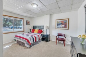 3 habitaciones, escritorio y tabla de planchar con plancha