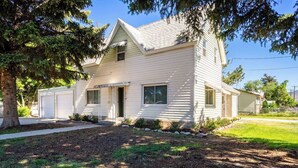 A two-story house with a garage, a front porch, and a well-maintained lawn. - Heritage House -Great Location, Skiing, Walk to Restaurants, Sports Fields, Train.  Large rooms (Heber City)