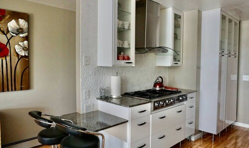 “STUNNING VIEWS!” Luxury 4 Bedroom, 2 Bathroom Vacation Duplex in Downtown Salt Lake Capitol Hill