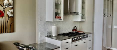 Geladeira, micro-ondas, fogão, cooktop