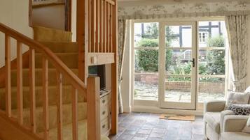 TV connectée, cheminée, livres, chaîne hi-fi