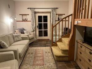 TV connectée, cheminée, livres, chaîne hi-fi