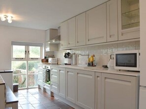 Fridge, microwave, oven, stovetop - Renovated Historic Cottage with Country Setting (Malpas)