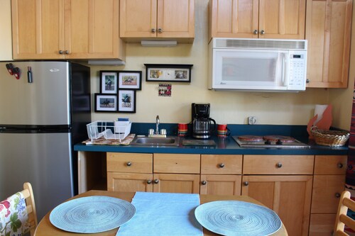 for animal lovers - cute, little Bunkhouse attached to the horse barn