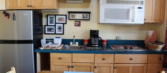 for animal lovers - cute, little Bunkhouse attached to the horse barn