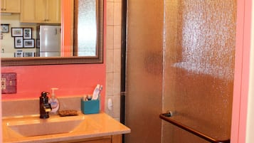 Een douche, een haardroger, handdoeken, zeep