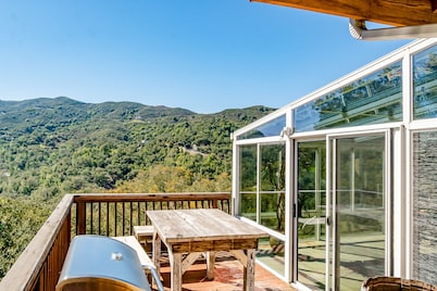 Luxe home w/ amazing views, jetted tub, steam shower, central AC & garage
