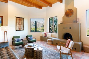 Smart TV, chimenea, estéreo y monitor de computadora 