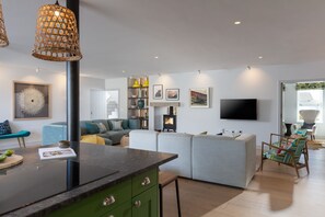 Kühlschrank, Geschirrspüler, Wasserkocher mit Kaffee-/Teezubehör
