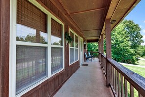 Terrace/patio - Cabin #3 - Fisherman's Landing / 4 Bedroom Fishing Cabin w/ Covered Boat Shelter (Langston)