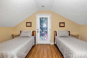 4 bedrooms, free WiFi, bed sheets - *Cabin #3 @ Fisherman's Landing (4 bed / 2 bath)* (Langston)
