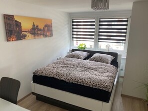2 chambres, coffres-forts dans les chambres, bureau