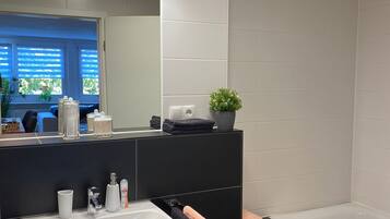 Combined shower/bathtub, hair dryer, towels, soap