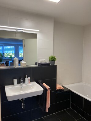 Combined shower/bathtub, hair dryer, towels, soap