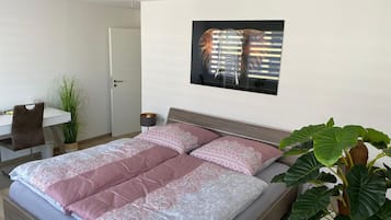 2 bedrooms, in-room safe, desk, iron/ironing board