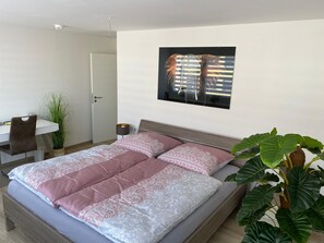 2 Schlafzimmer, Zimmersafe, Schreibtisch, Bügeleisen/Bügelbrett