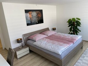 2 bedrooms, in-room safe, desk, iron/ironing board