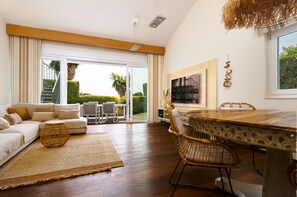 TV, fireplace - Villa Madrugada - beachside villa in Costabella (Marbella)