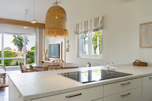 Fridge, microwave, oven, dishwasher - Villa Madrugada - beachside villa in Costabella (Marbella)