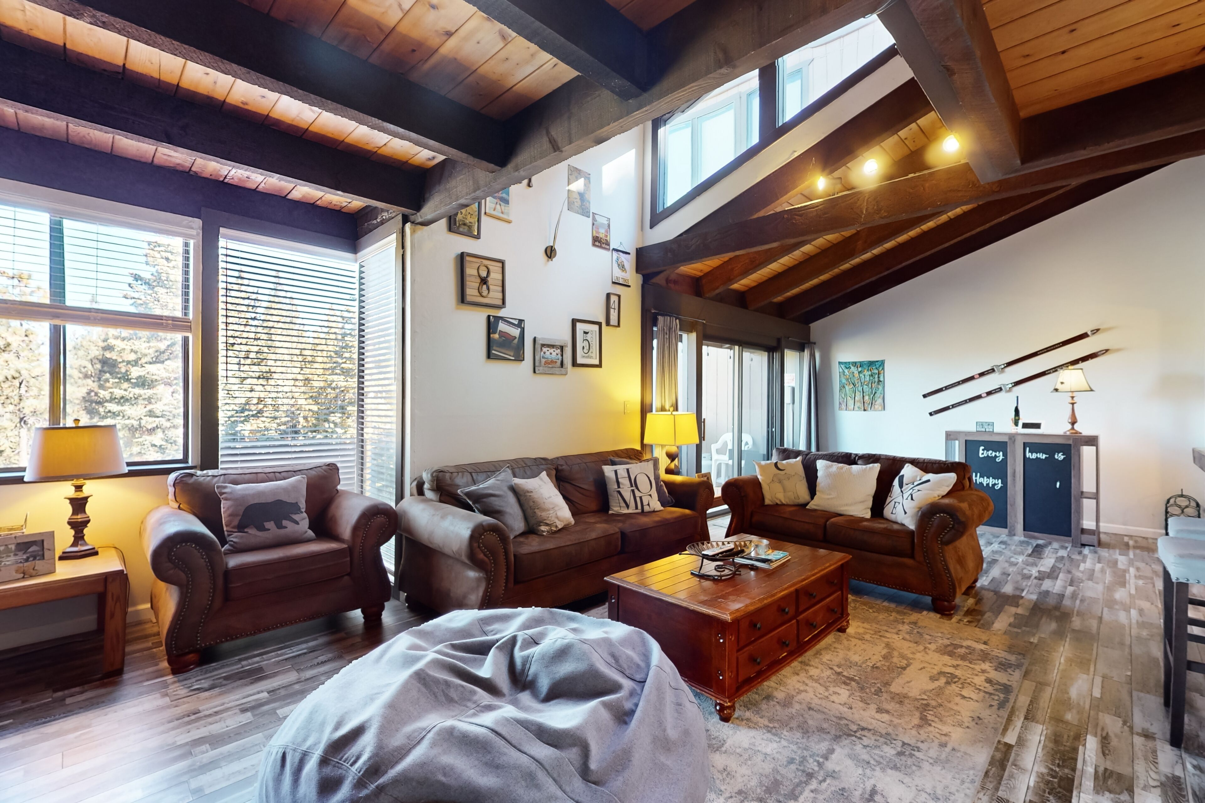 TV, caminetto, lettore DVD, tavolo da ping pong