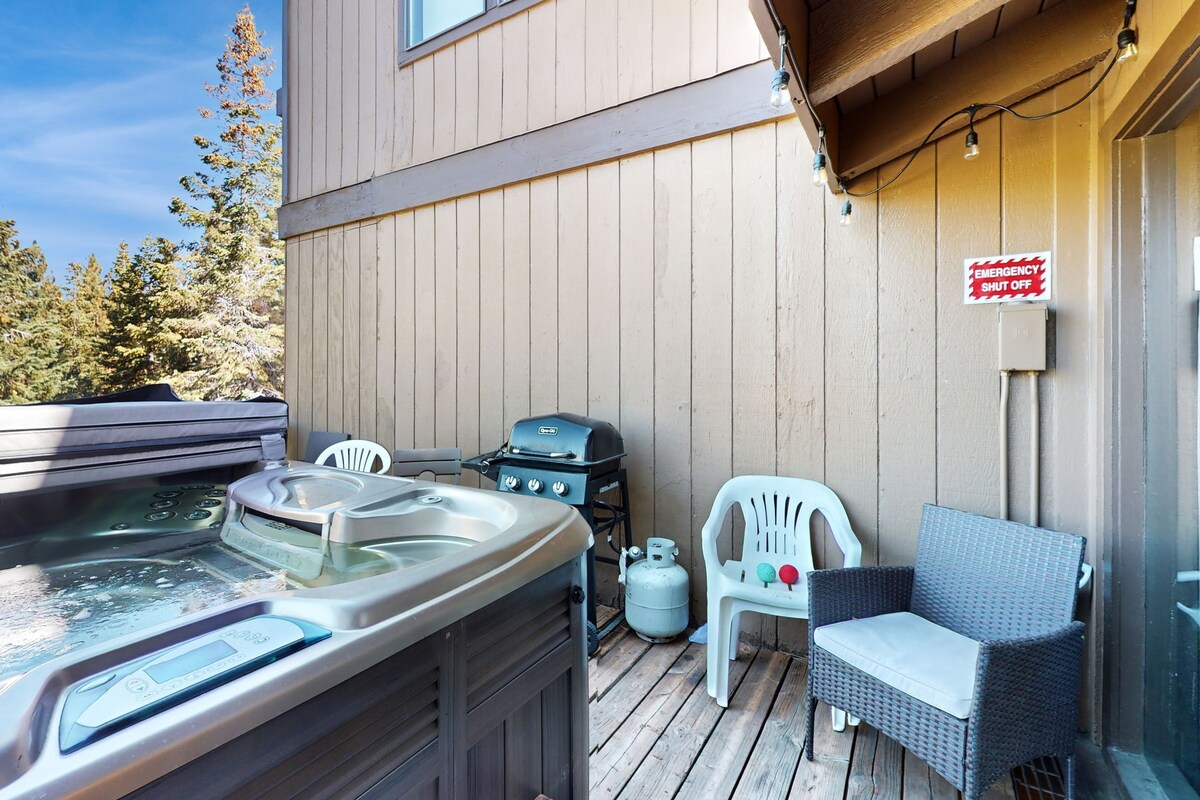 Mountain-view townhome with pool, pickleball, & private hot tub, sleeps 8