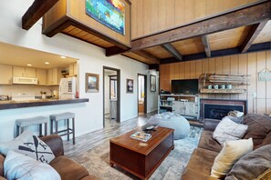 Télévision, cheminée, lecteur de DVD, table de tennis de table