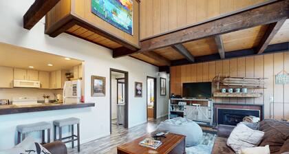 Mountain-view townhome with pool, pickleball, & private hot tub, sleeps 8