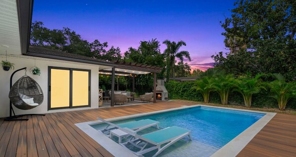 Utomhuspool och uppvärmd pool