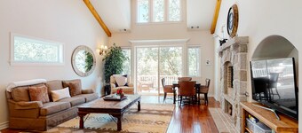 Lakefront house & guesthouse with billiards room & chef's kitchen - dog-friendly