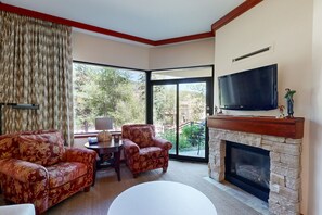 Televisión y chimenea 